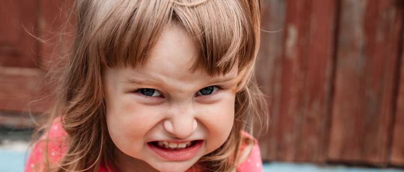 Los niños ansiosos pueden experimentar dificultades para manejar sus emociones, lo que puede manifestarse en comportamientos disruptivos.
